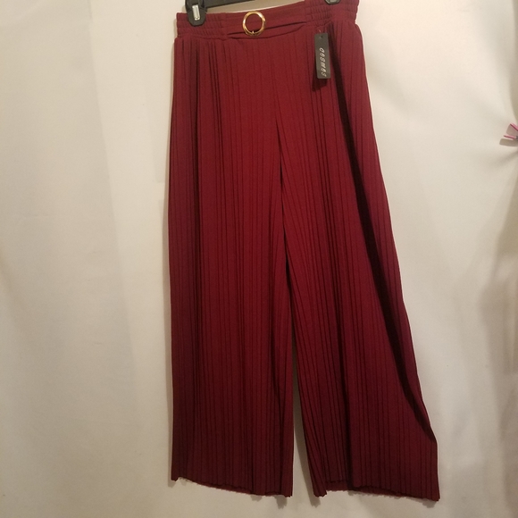 🔴SOLD🔴Accordion Pleat Wide Leg Cropped Pants - Picture 4 of 8